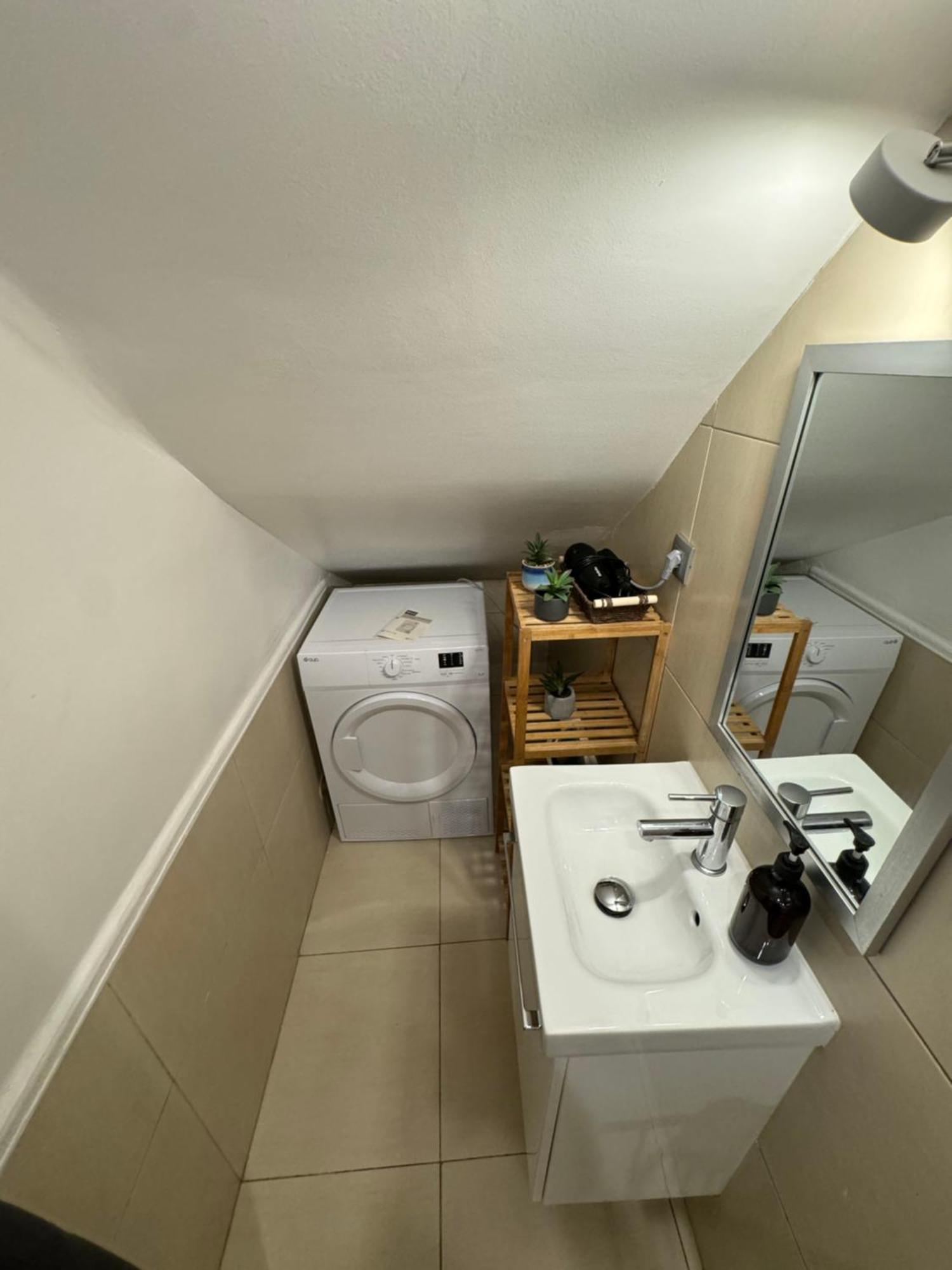 Appartement Grand Studio, Parking Prive, Cuisine Separee